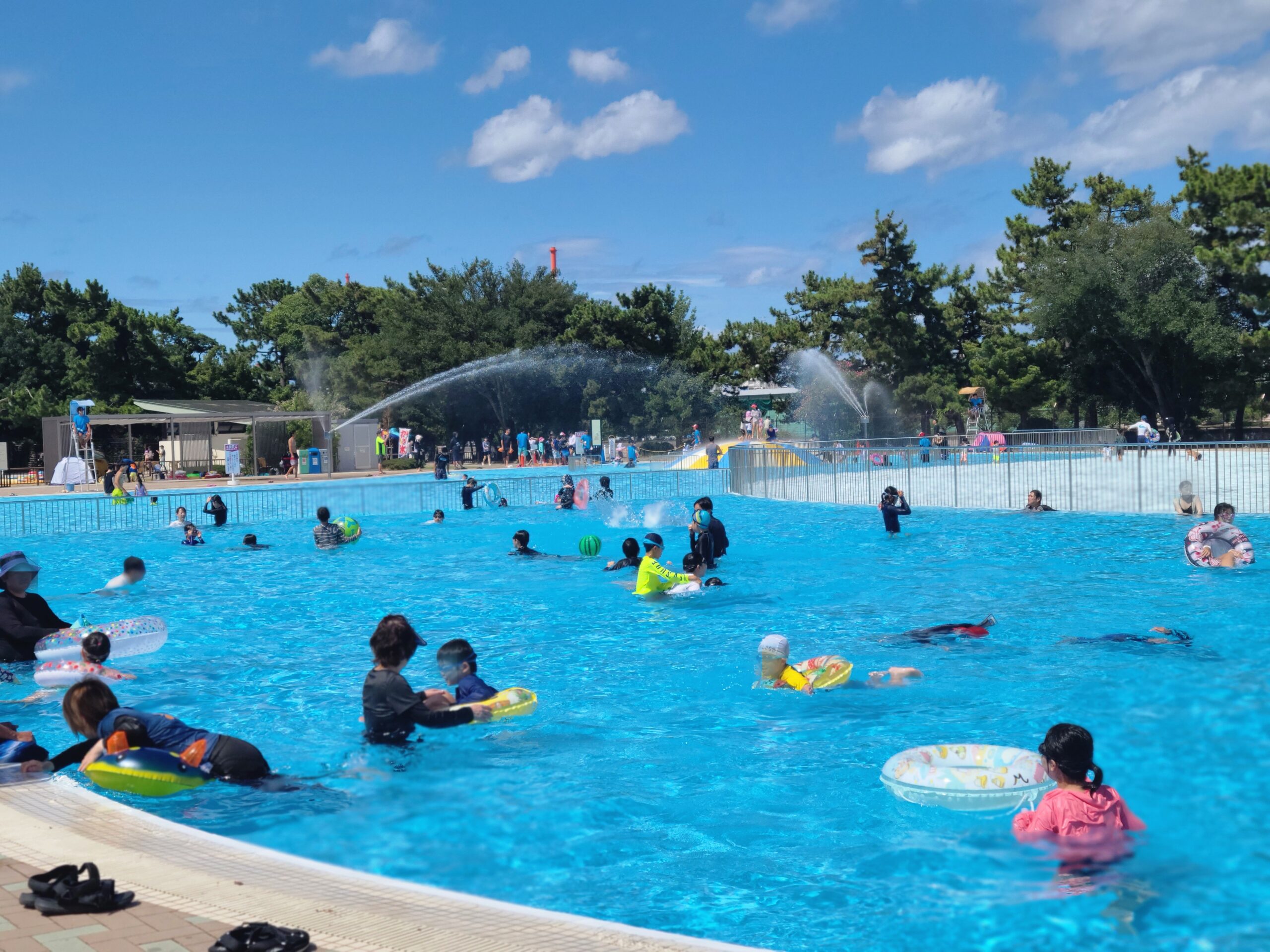 浜寺公園プールがリニューアル｜流水プールやスライダーなど魅力を解説