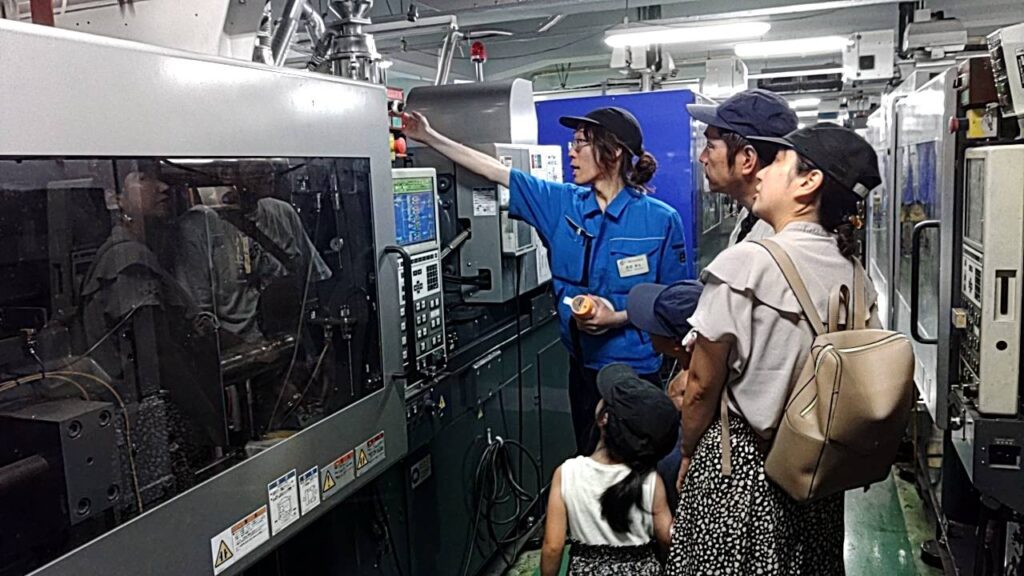 24.夏休みのわくわくプラスチック工作体験！～プラスチック製品工場をのぞいてみよう～