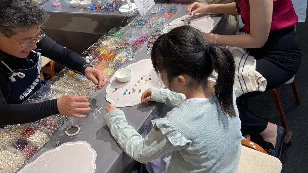 和泉市の伝統産業「いずみパール」と<br>「いずみガラス」を使用したアクセサリー作り<br>パンフレットNo.29